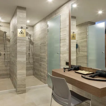 Doubletree By Hilton Center 플로브디프