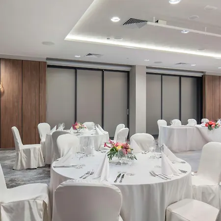 Doubletree By Hilton Center فندق